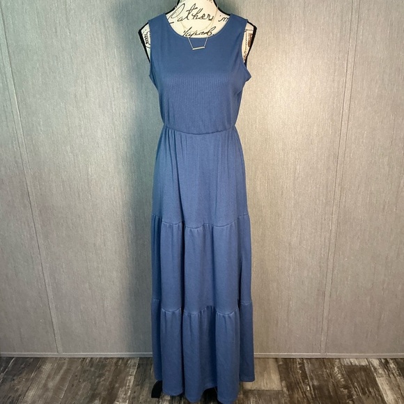 Gilli Sleeveless Blue Maxi Dress Size Medium - Picture 12 of 12